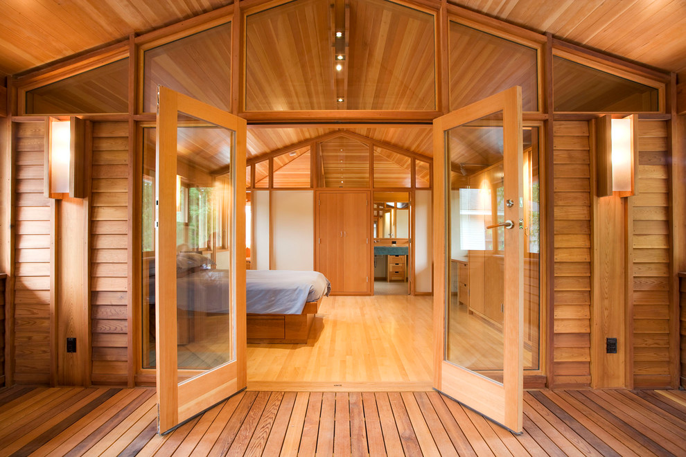 Diseño de dormitorio campestre con suelo de madera clara