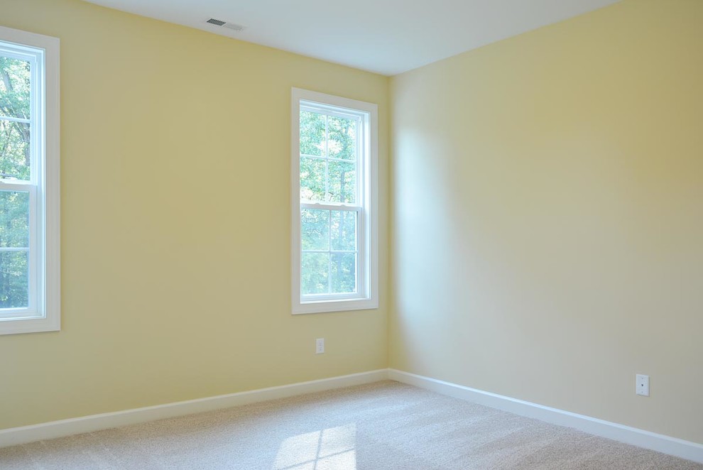 Diseño de dormitorio clásico de tamaño medio sin chimenea con paredes amarillas y moqueta