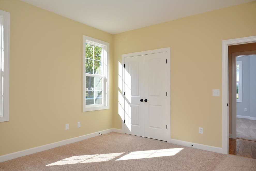 Idéer för att renovera ett mellanstort vintage sovrum, med gula väggar och heltäckningsmatta
