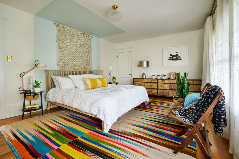 Mittelgroßes Eklektisches Hauptschlafzimmer ohne Kamin mit braunem Holzboden und bunten Wänden in Portland