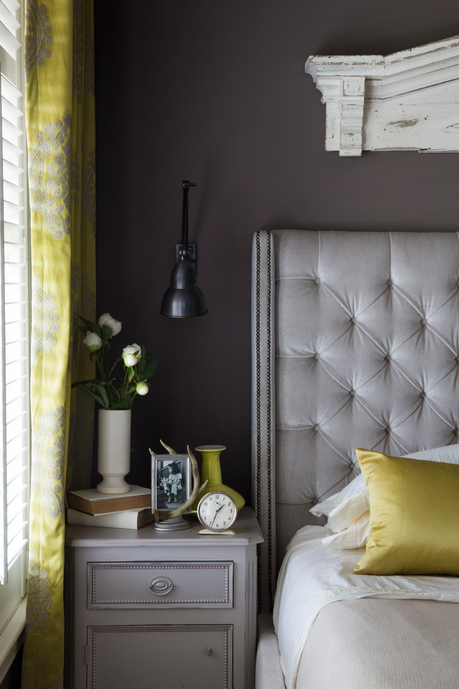 На фото: маленькая спальня в стиле фьюжн с серыми стенами для на участке и в саду