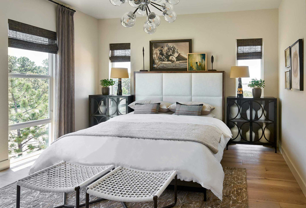 Esempio di una camera da letto contemporanea con pareti beige, pavimento in legno massello medio e pavimento marrone