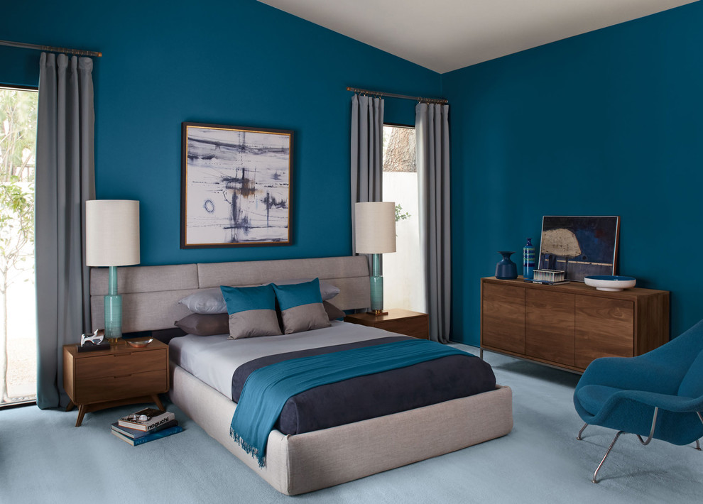 На фото: большая хозяйская спальня в стиле фьюжн с синими стенами, ковровым покрытием и серым полом без камина