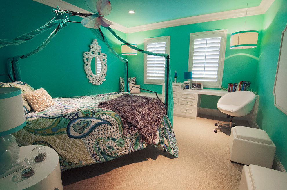 Kleines Klassisches Schlafzimmer ohne Kamin mit grüner Wandfarbe und Teppichboden in Orange County