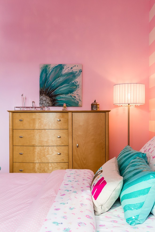 Exempel på ett mellanstort klassiskt sovrum, med rosa väggar