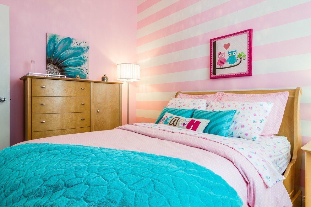 Diseño de dormitorio clásico renovado de tamaño medio con paredes rosas