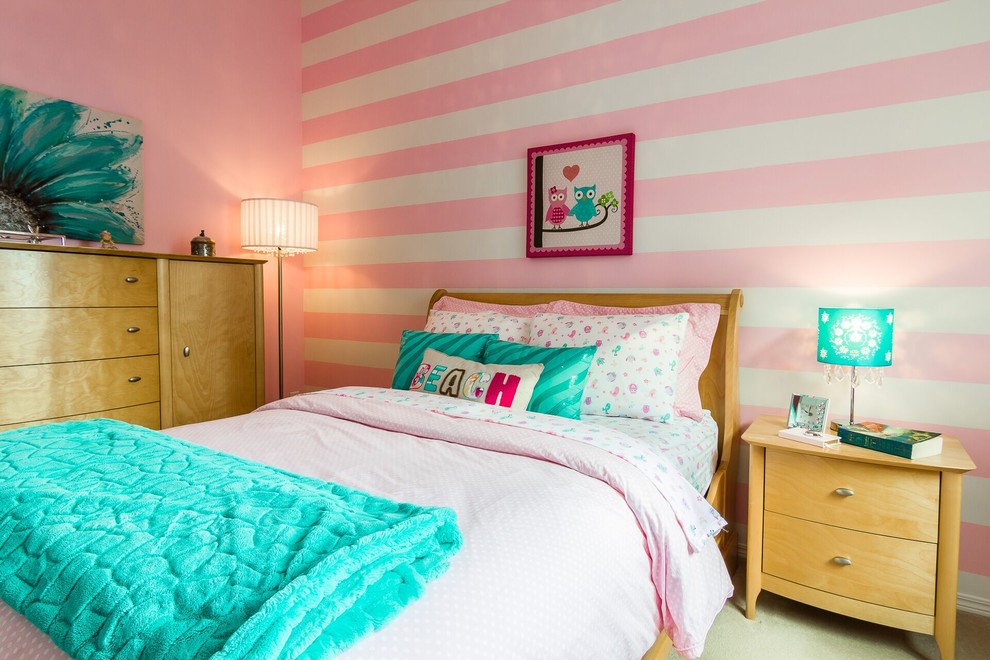 Idee per una camera da letto chic di medie dimensioni con pareti rosa