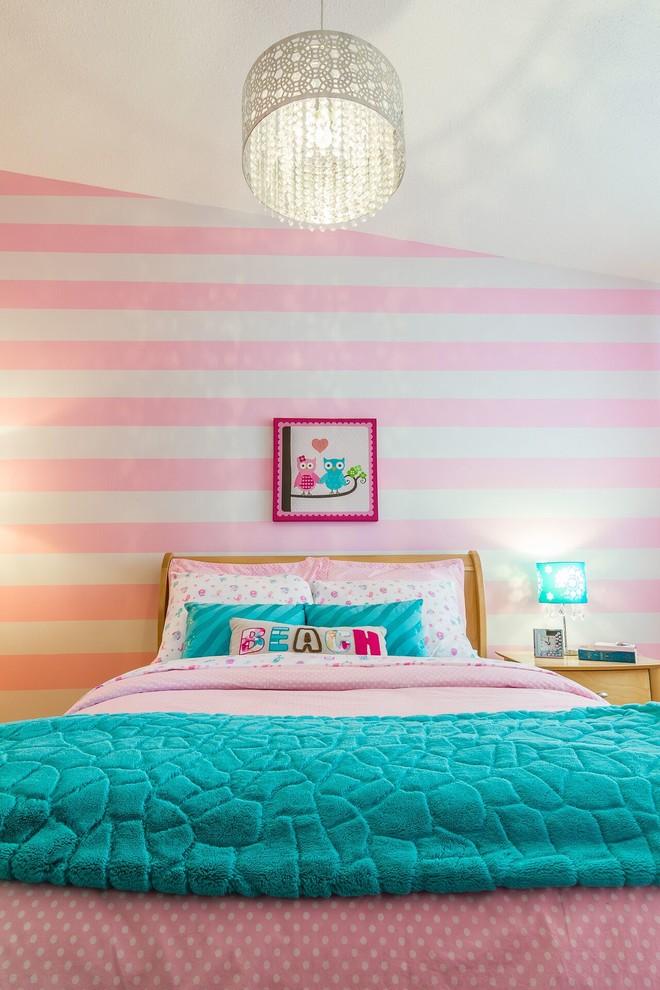 Immagine di una camera da letto tradizionale di medie dimensioni con pareti rosa