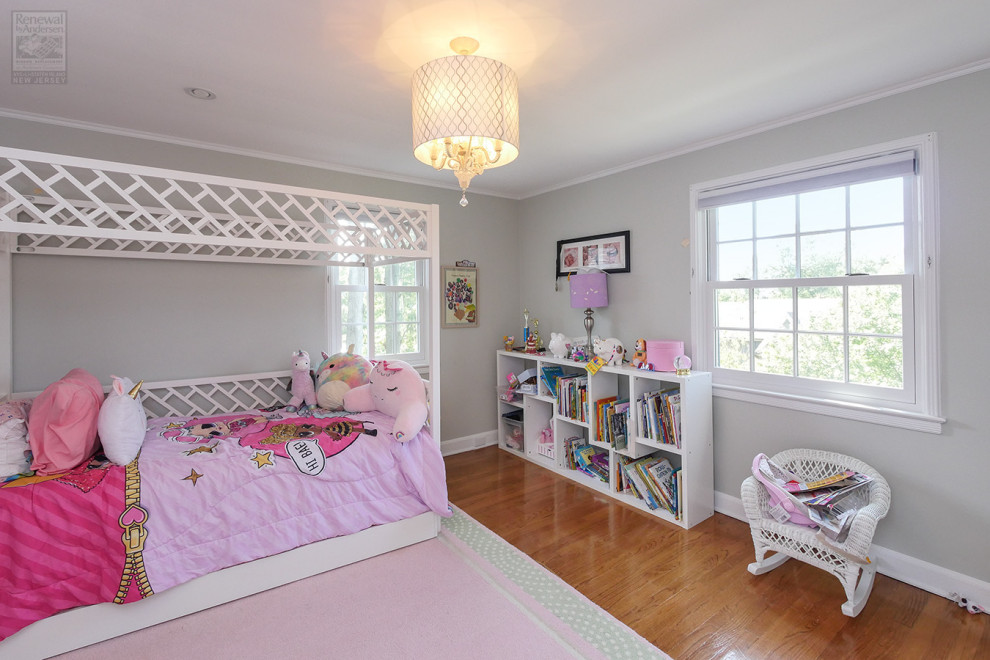 На фото: спальня среднего размера с серыми стенами, паркетным полом среднего тона и розовым полом с