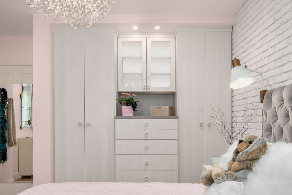 シアトルにある小さなコンテンポラリースタイルのおしゃれな寝室 (ピンクの壁、淡色無垢フローリング、茶色い床)