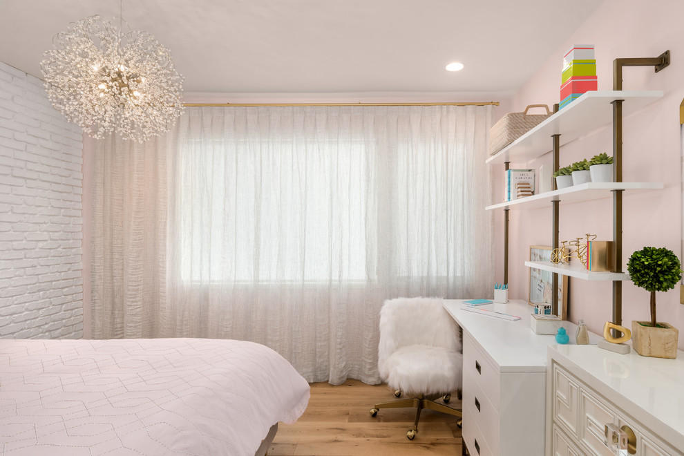 Idee per una piccola camera da letto minimal con pareti rosa, parquet chiaro e pavimento marrone