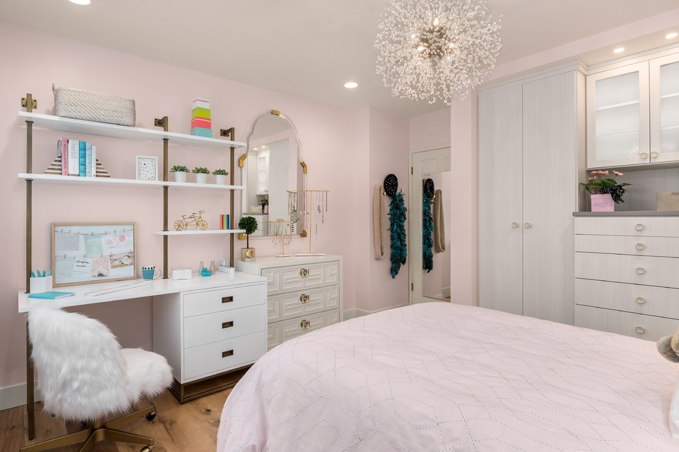 На фото: маленькая спальня в современном стиле с розовыми стенами, светлым паркетным полом и коричневым полом для на участке и в саду с
