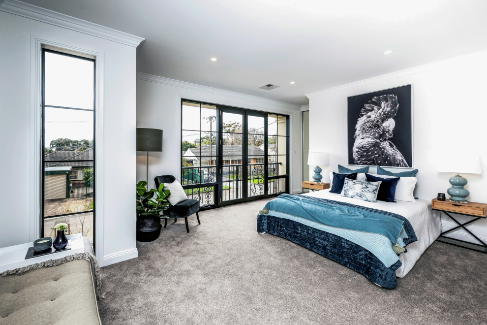 Modernes Schlafzimmer mit weißer Wandfarbe, Teppichboden und grauem Boden in Adelaide