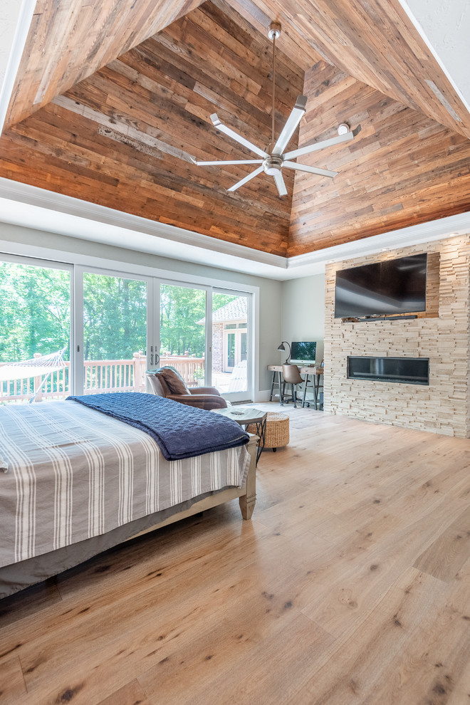 Imagen de dormitorio principal de estilo de casa de campo con suelo de madera clara