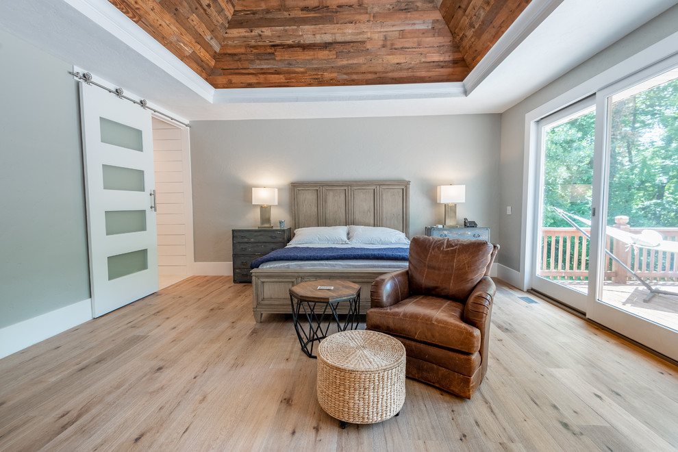 Landhaus Hauptschlafzimmer mit hellem Holzboden in Sonstige