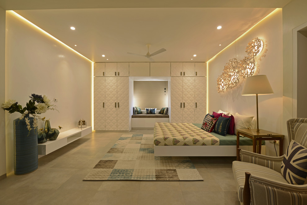 ムンバイにある中くらいなコンテンポラリースタイルのおしゃれな寝室 (照明)