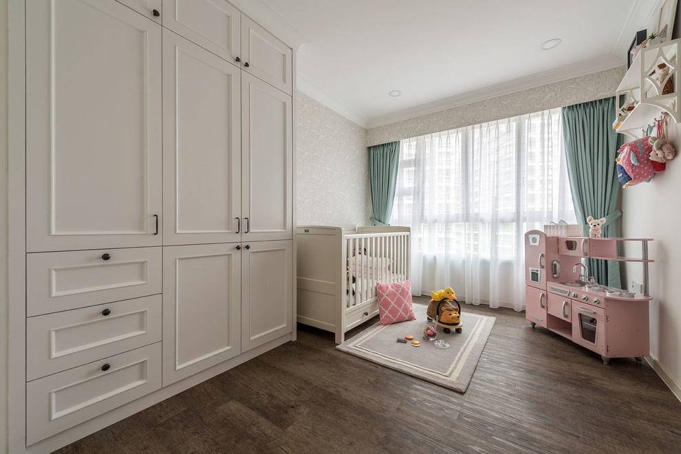 Immagine di una camera degli ospiti tradizionale di medie dimensioni con pareti beige e pavimento in vinile
