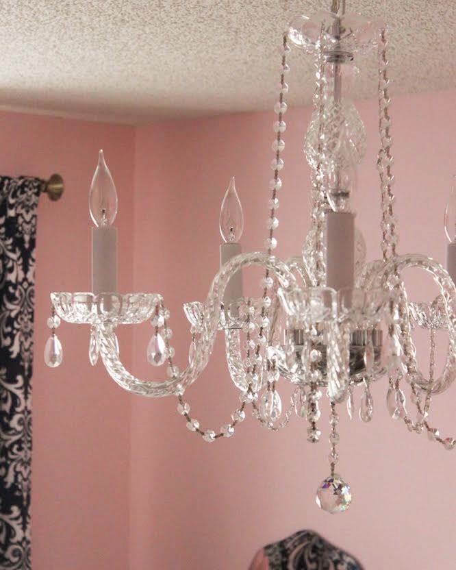 Idee per una camera da letto tradizionale con pareti rosa