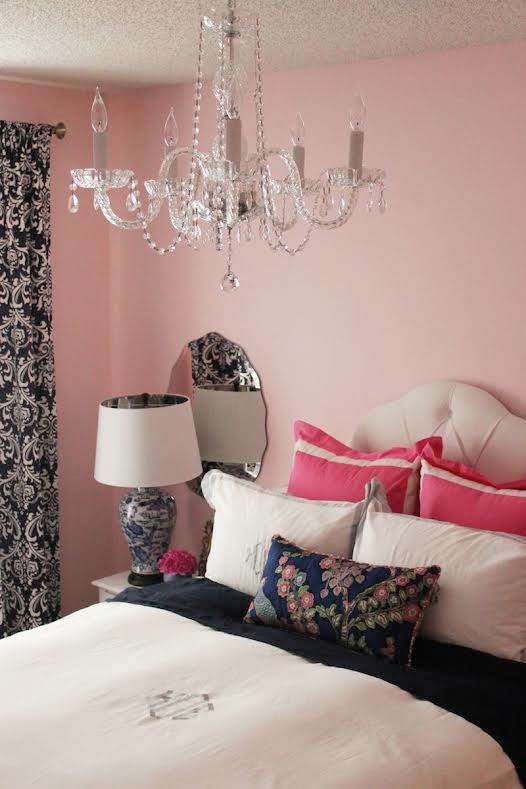 Klassisches Schlafzimmer mit rosa Wandfarbe in St. Louis