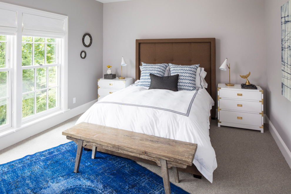 Ejemplo de habitación de invitados tradicional renovada de tamaño medio sin chimenea con paredes grises, moqueta y suelo gris