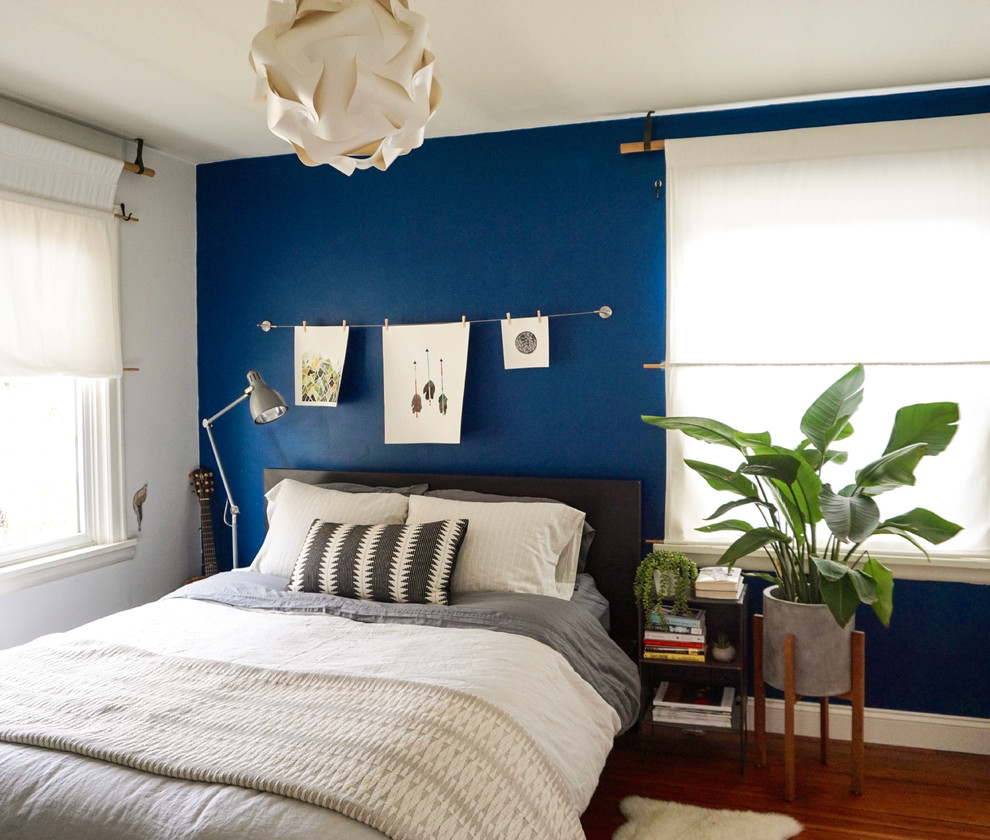 Источник вдохновения для домашнего уюта: хозяйская спальня среднего размера в стиле ретро с синими стенами и светлым паркетным полом без камина