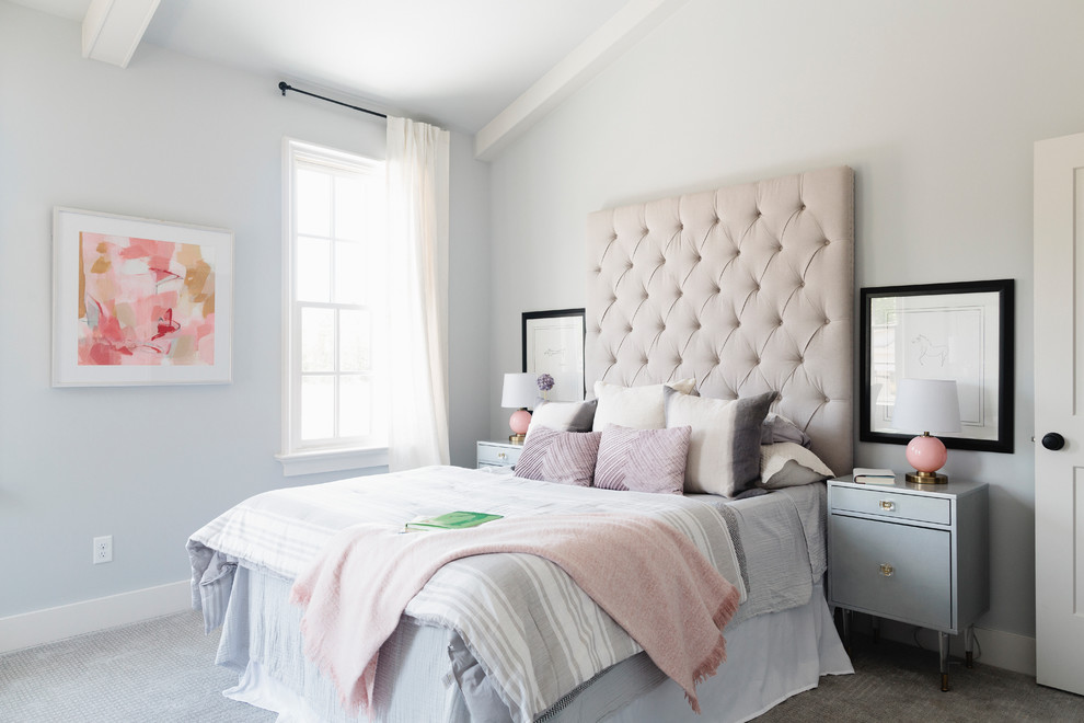 Imagen de dormitorio costero sin chimenea con paredes grises, moqueta y suelo gris