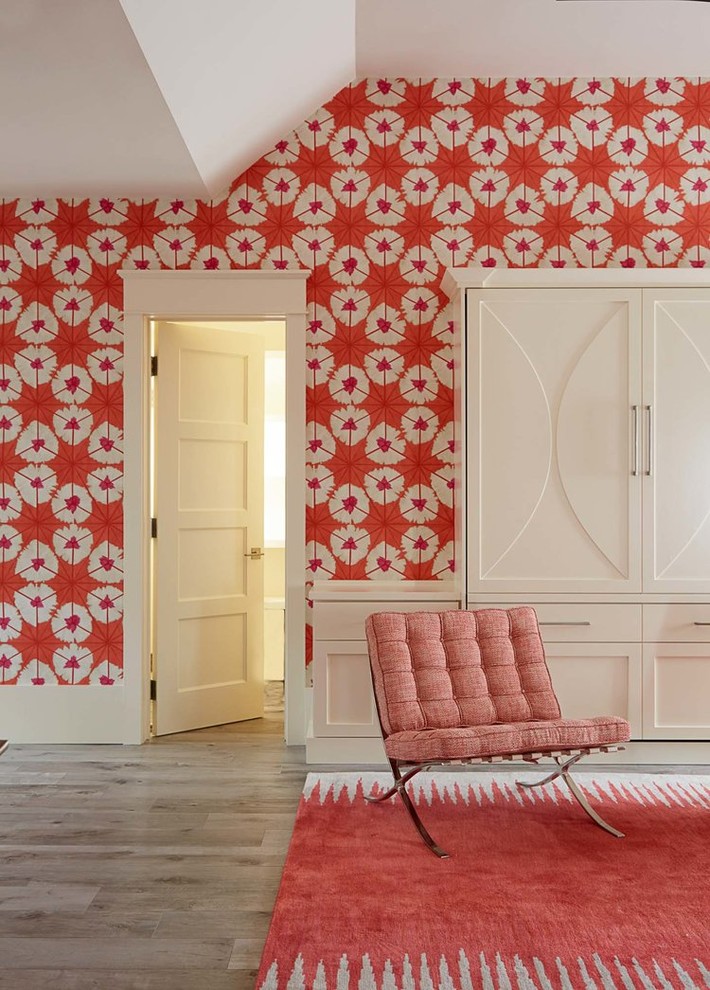 マイアミにあるカントリー風のおしゃれな寝室 (赤い壁、無垢フローリング、グレーの床) のインテリア