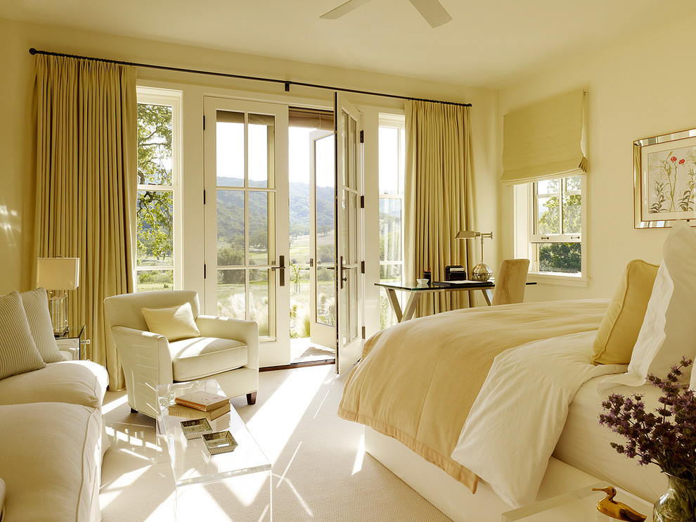 Exemple d'une chambre avec moquette chic avec un mur beige et un sol blanc.