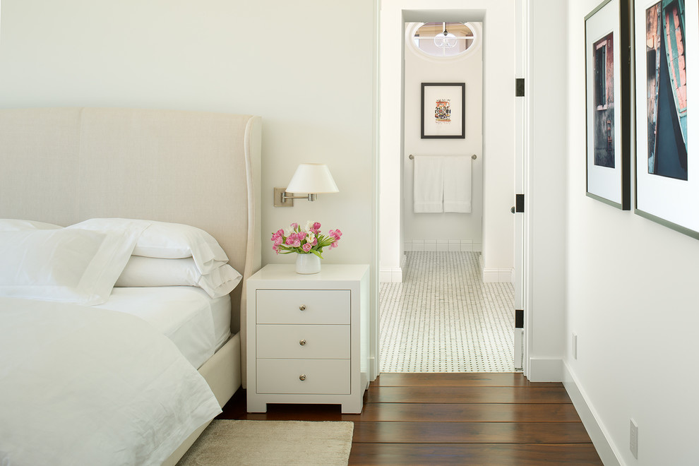 Mediterranes Schlafzimmer mit weißer Wandfarbe, braunem Holzboden und braunem Boden in San Diego