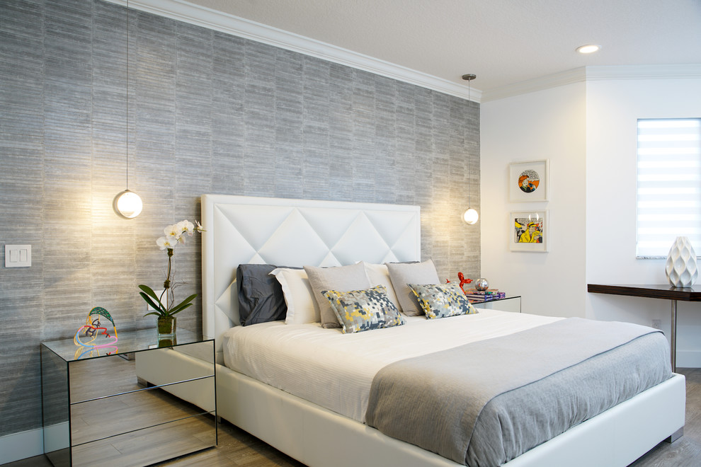 Inspiration pour une grande chambre parentale minimaliste avec un mur gris et parquet peint.