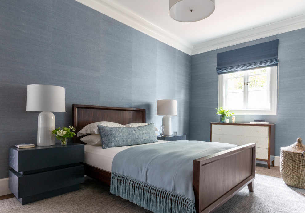 На фото: гостевая спальня (комната для гостей) в стиле неоклассика (современная классика) с синими стенами, паркетным полом среднего тона, коричневым полом и обоями на стенах без камина с