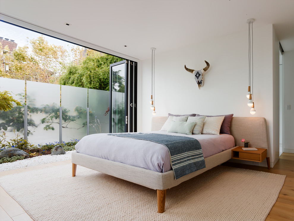 サンフランシスコにある中くらいなコンテンポラリースタイルのおしゃれな主寝室 (白い壁、淡色無垢フローリング)