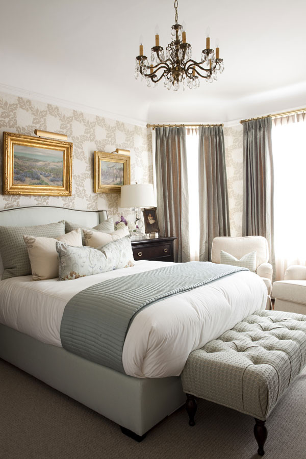 Foto de dormitorio principal tradicional de tamaño medio con moqueta y suelo gris