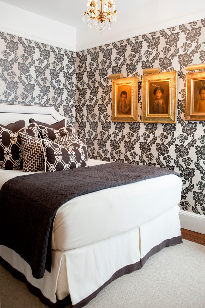 Inspiration för mellanstora klassiska sovrum, med flerfärgade väggar, mörkt trägolv och brunt golv