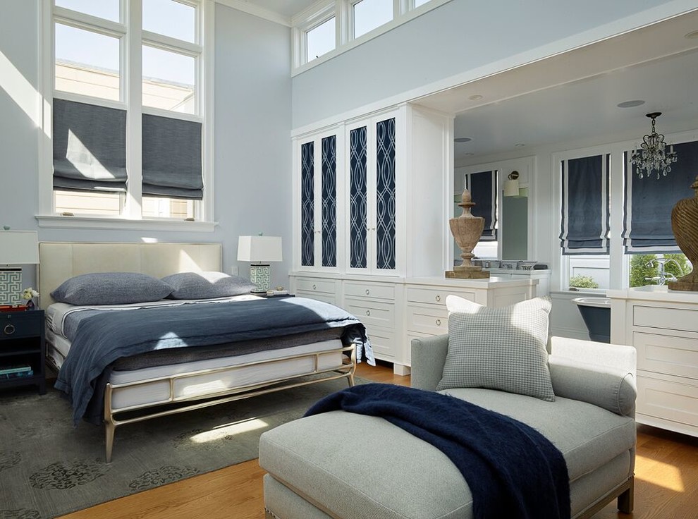 Стильный дизайн: хозяйская спальня в стиле неоклассика (современная классика) с синими стенами, паркетным полом среднего тона и коричневым полом - последний тренд