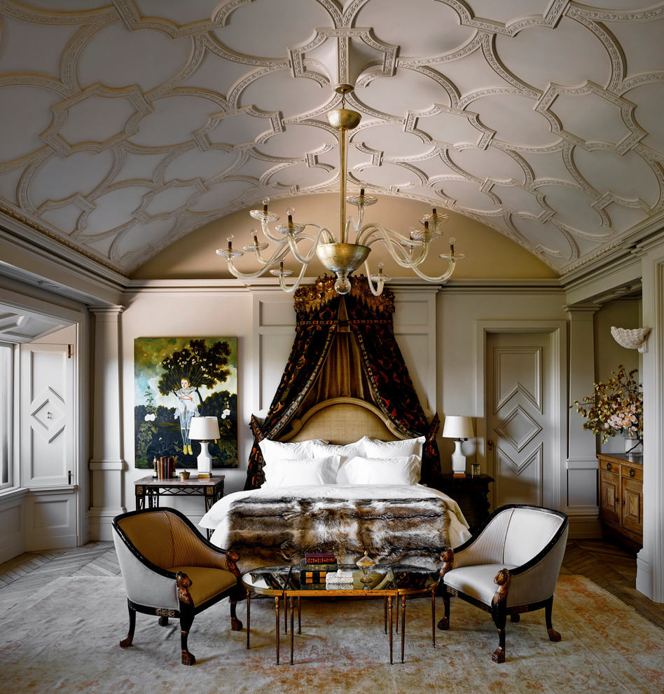Esempio di una grande camera matrimoniale classica con pareti bianche, pavimento in legno massello medio e pavimento marrone