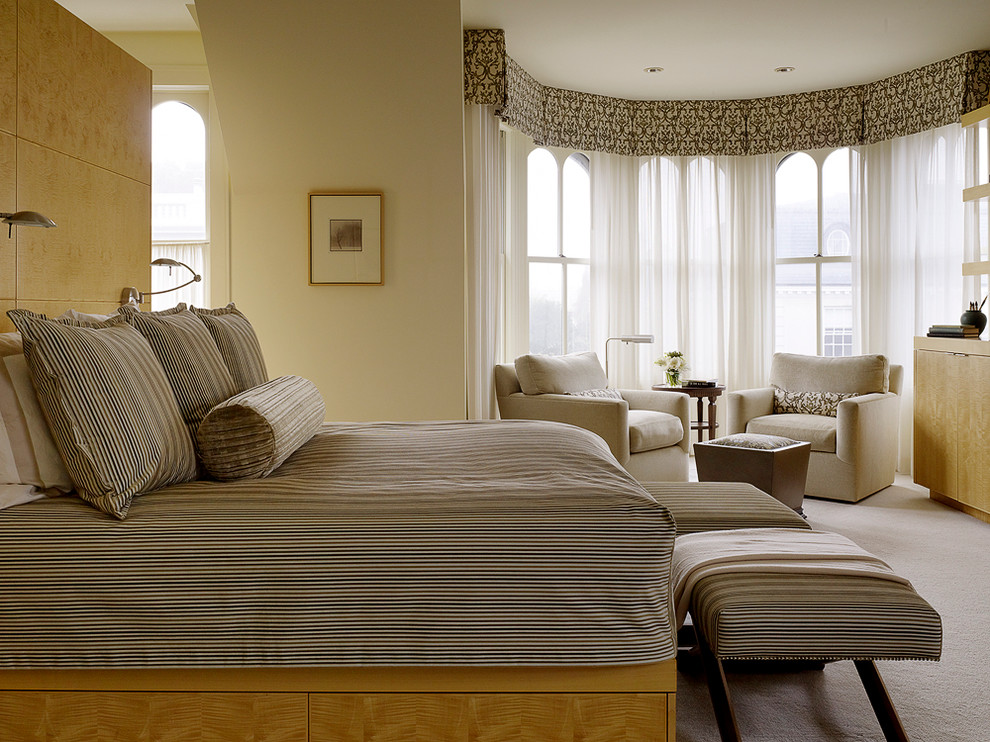 Пример оригинального дизайна: большая хозяйская спальня в классическом стиле с бежевыми стенами и ковровым покрытием без камина