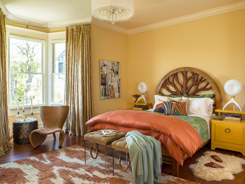 Идея дизайна: хозяйская спальня среднего размера в стиле фьюжн с желтыми стенами и паркетным полом среднего тона без камина