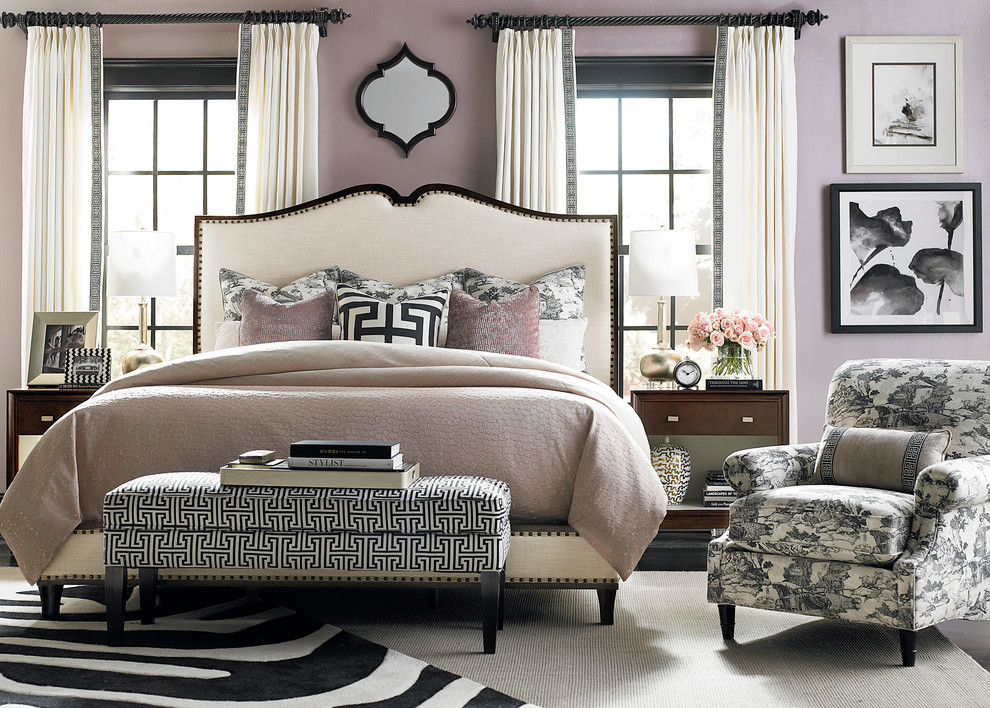 Exemple d'une chambre grise et rose tendance.