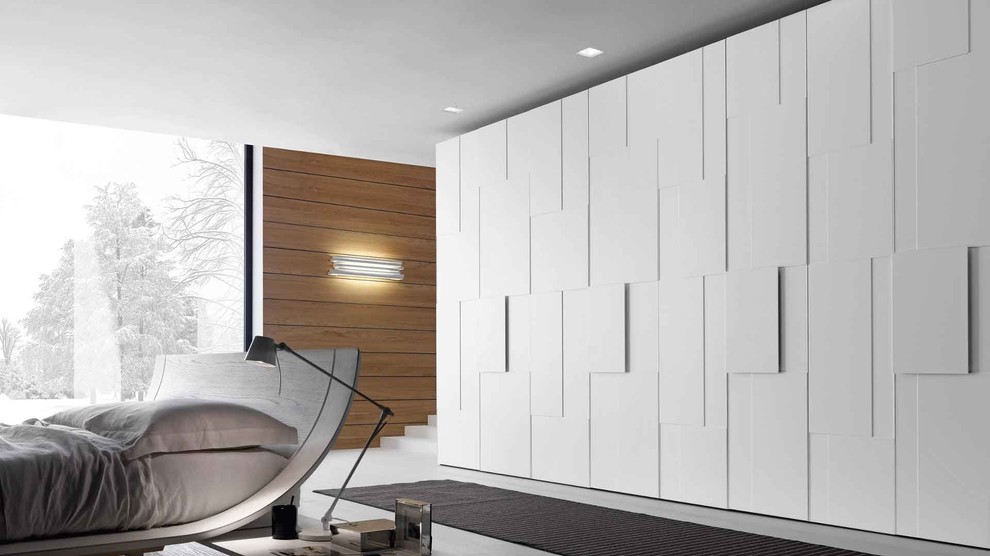 Idéer för ett stort modernt sovrum, med vitt golv