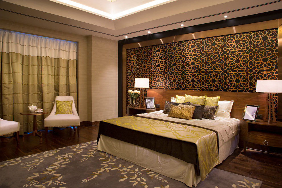 На фото: хозяйская спальня среднего размера в классическом стиле с бежевыми стенами и темным паркетным полом с