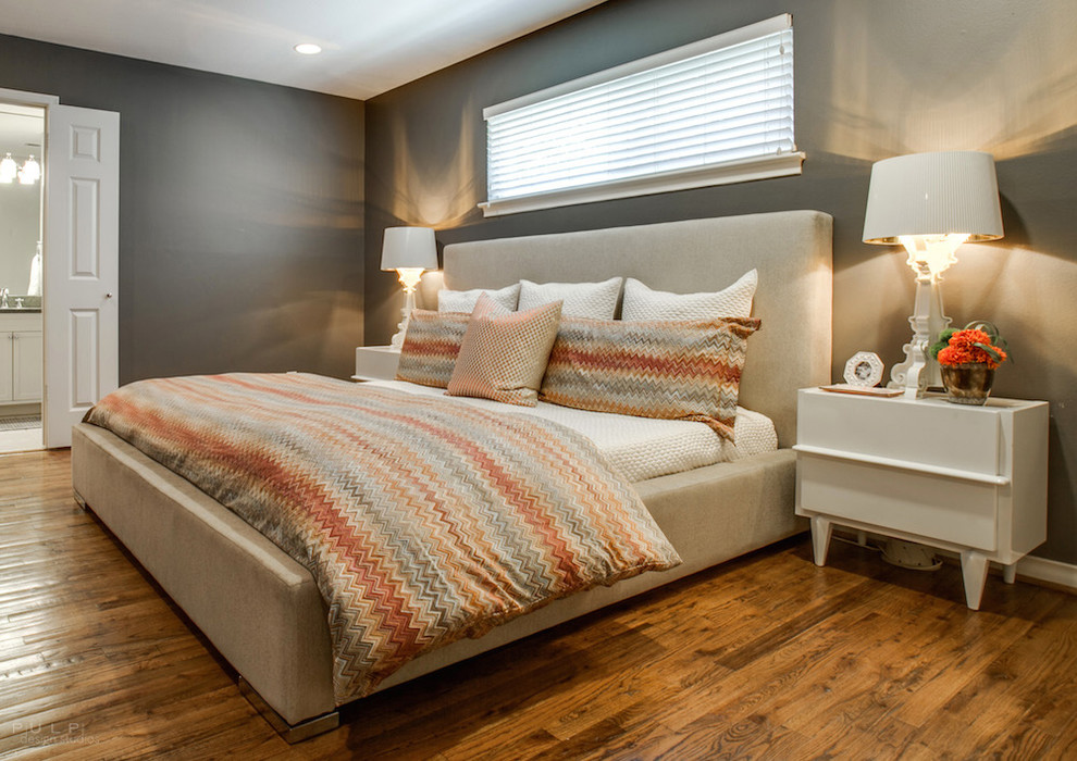 Foto de dormitorio principal retro de tamaño medio sin chimenea con paredes grises y suelo de madera en tonos medios