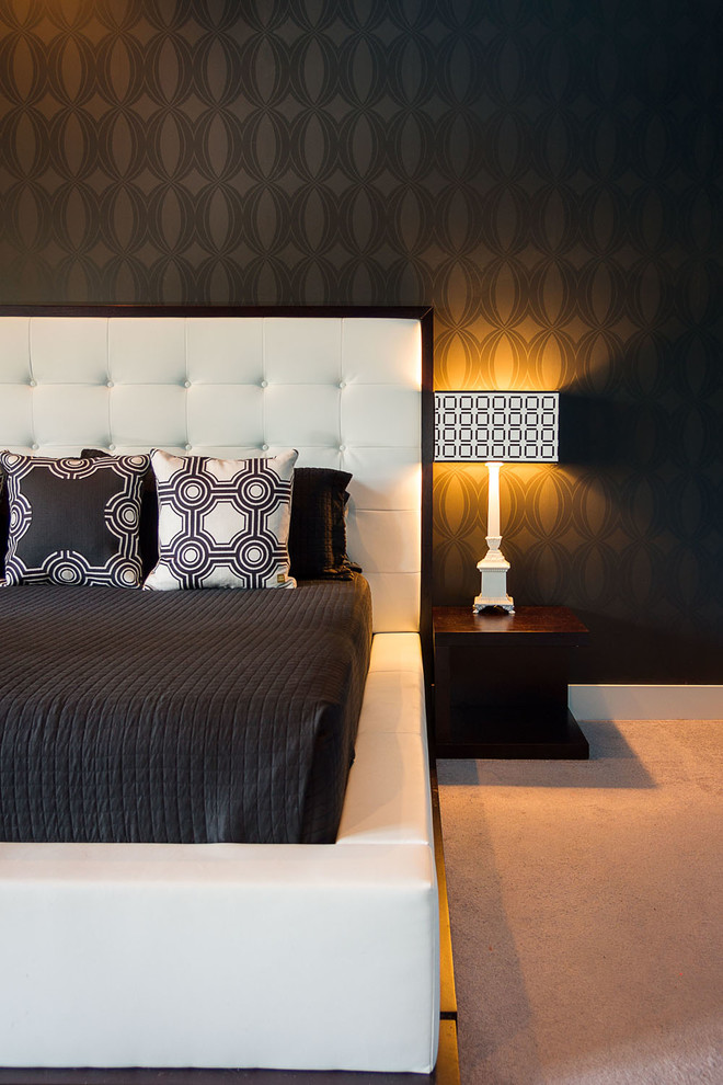 Источник вдохновения для домашнего уюта: хозяйская спальня среднего размера в современном стиле с черными стенами и ковровым покрытием без камина