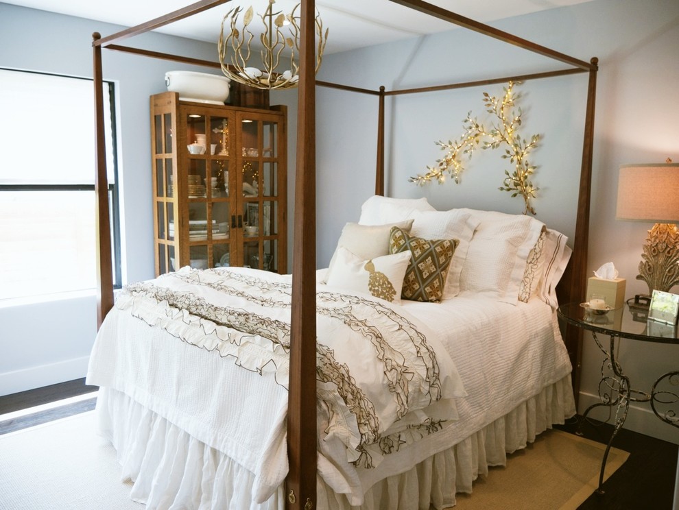 Immagine di una camera da letto classica di medie dimensioni