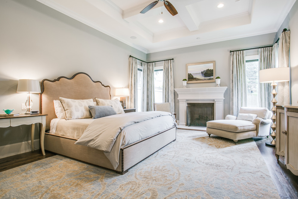 Klassisches Schlafzimmer mit grauer Wandfarbe, dunklem Holzboden und Kamin in Dallas