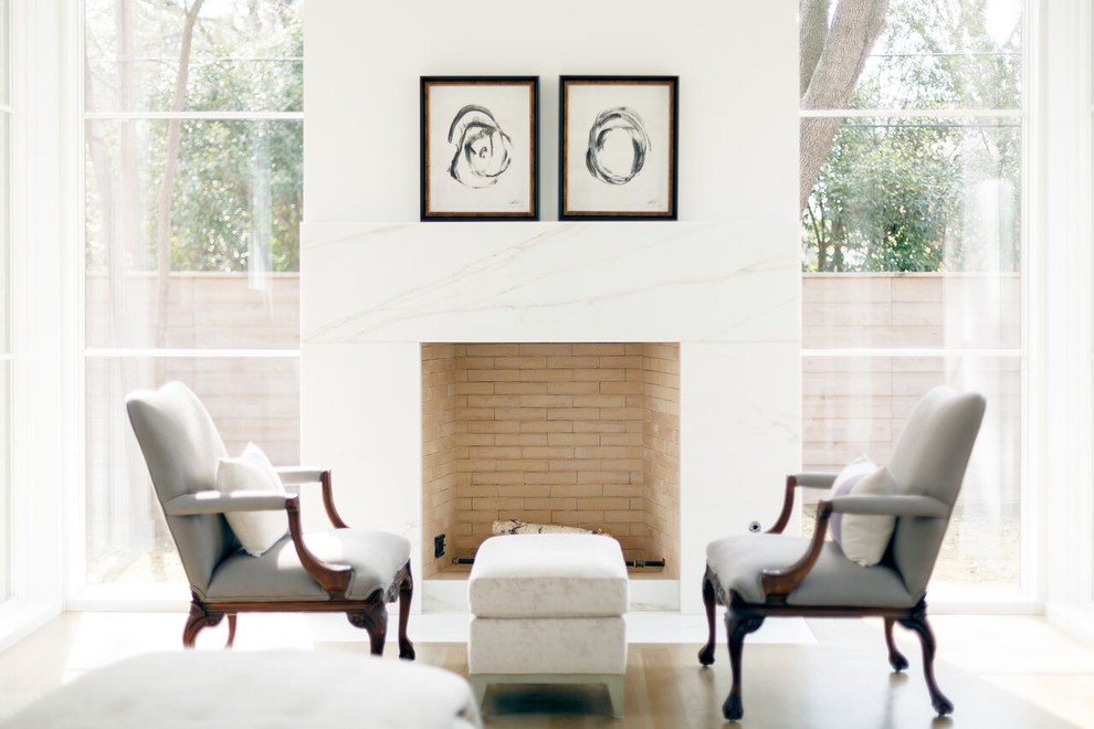 ダラスにある広いトランジショナルスタイルのおしゃれな主寝室 (白い壁、淡色無垢フローリング、標準型暖炉、タイルの暖炉まわり) のレイアウト