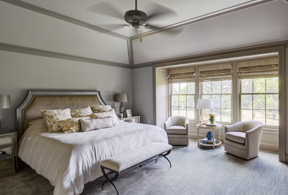 На фото: хозяйская спальня в стиле неоклассика (современная классика) с серыми стенами, ковровым покрытием и серым полом с