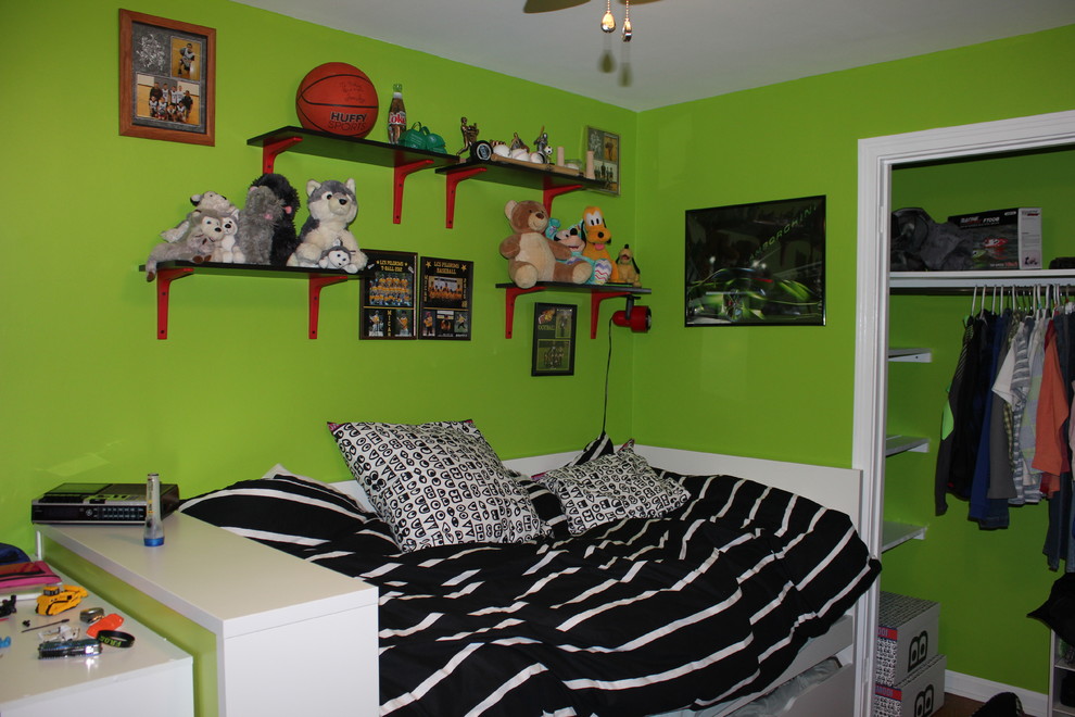 Esempio di una piccola camera da letto design con pareti verdi, pavimento in legno massello medio e pavimento marrone