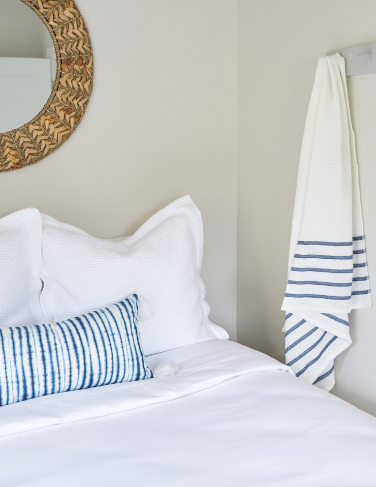 Идея дизайна: гостевая спальня среднего размера, (комната для гостей) в морском стиле с серыми стенами, полом из винила и коричневым полом без камина