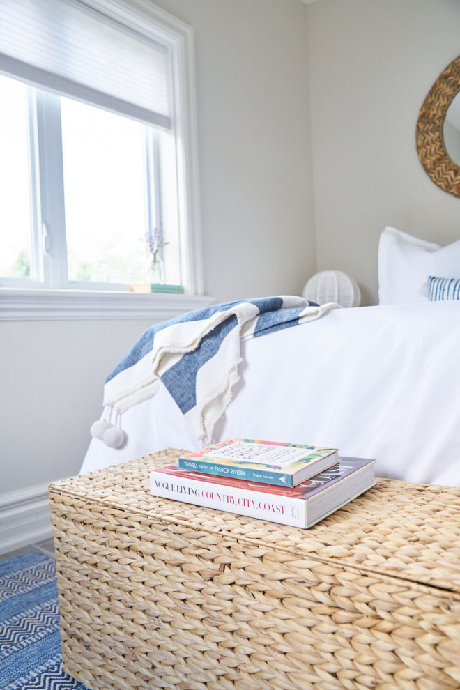 Idée de décoration pour une chambre d'amis marine de taille moyenne avec un mur gris, un sol en vinyl, aucune cheminée et un sol marron.